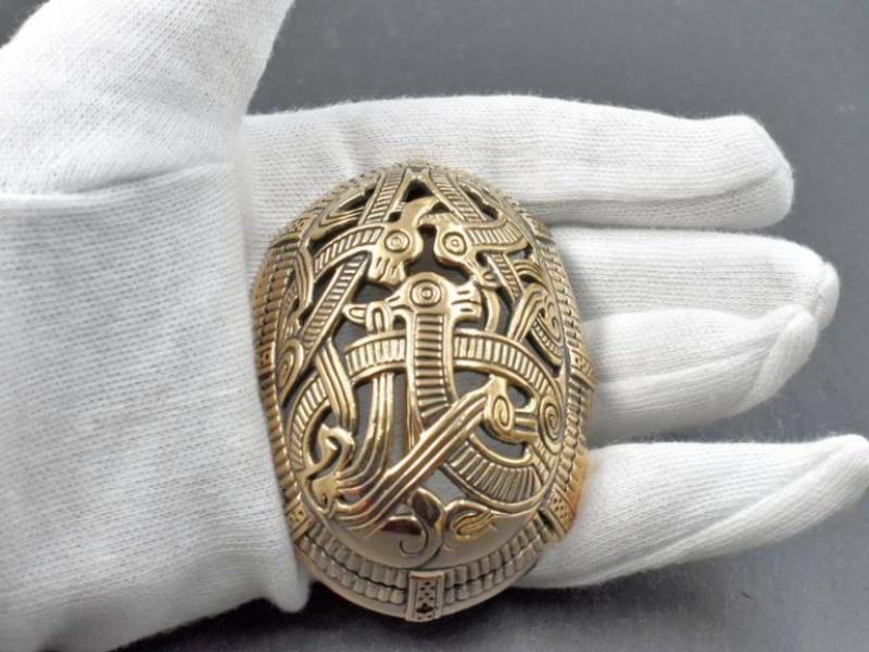Wikinger Schalenfibel Set im Jelling-Stil aus Bronze auf der Hand